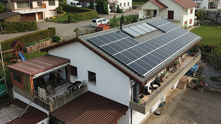 EFH_Boezberg_Montage_installation_Photovoltaik_Anlage_Solarthermie_MONTAPRO_Energiemonteure
