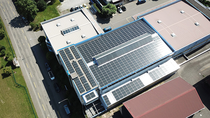 Gewerbehaus_Laufenburg_Montage_Installation_Doppelglas_Solaranlage_MONTAPRO Energiemonteure