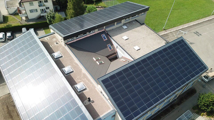 Oberstufe_Entlebuch_Montage_Installation_integrierte_Photovoltaik_Anlage_MONTAPRO_Energiemonteure