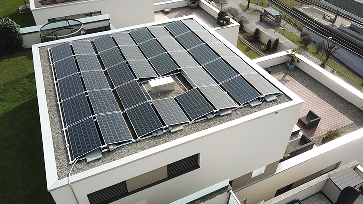 EFH Zufikon Flachdach Montage Installation Solaranlage MONTAPRO Energiemonteure