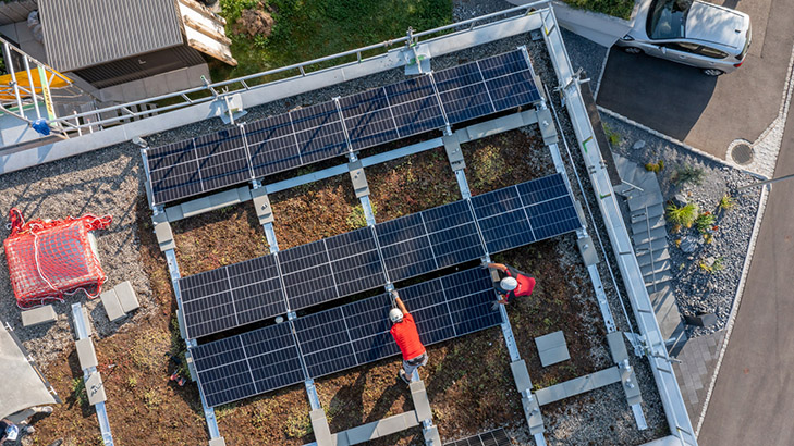 Referenz_Montage_PLANO-SWISS_Vogelperspektive_EFH_Flachdach_MONTAPRO_Energiemonteure_Brugg_Aargau